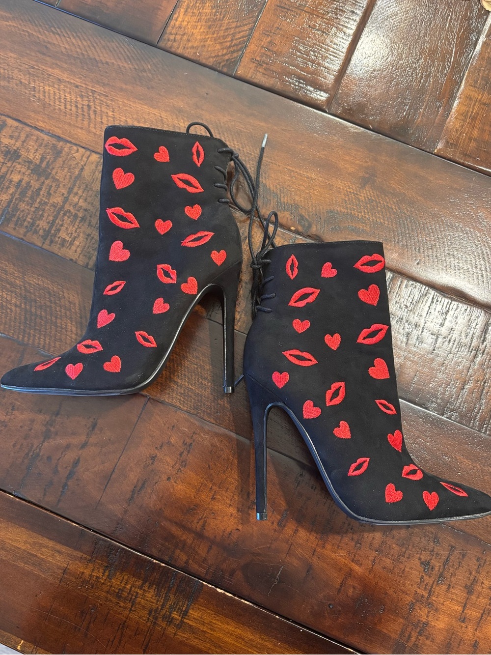 ShoeDazzle Black Ankle Booties with Red Lip & Heart Embroidery-Sz 7